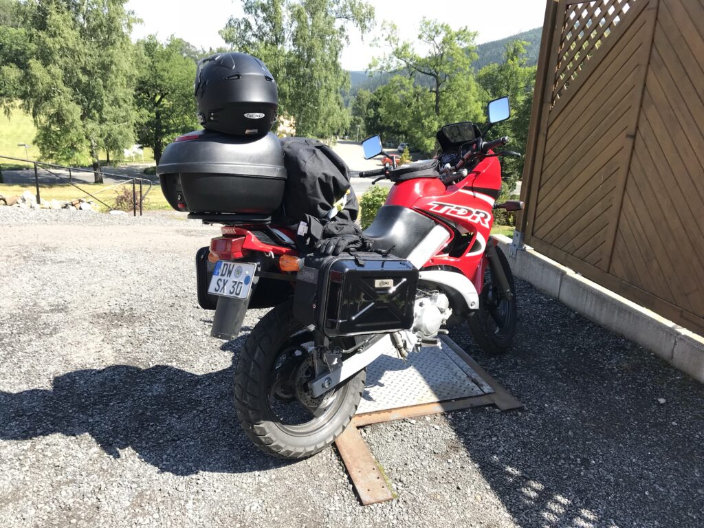 Yamaha TDR125 vollgepackt für die Reise