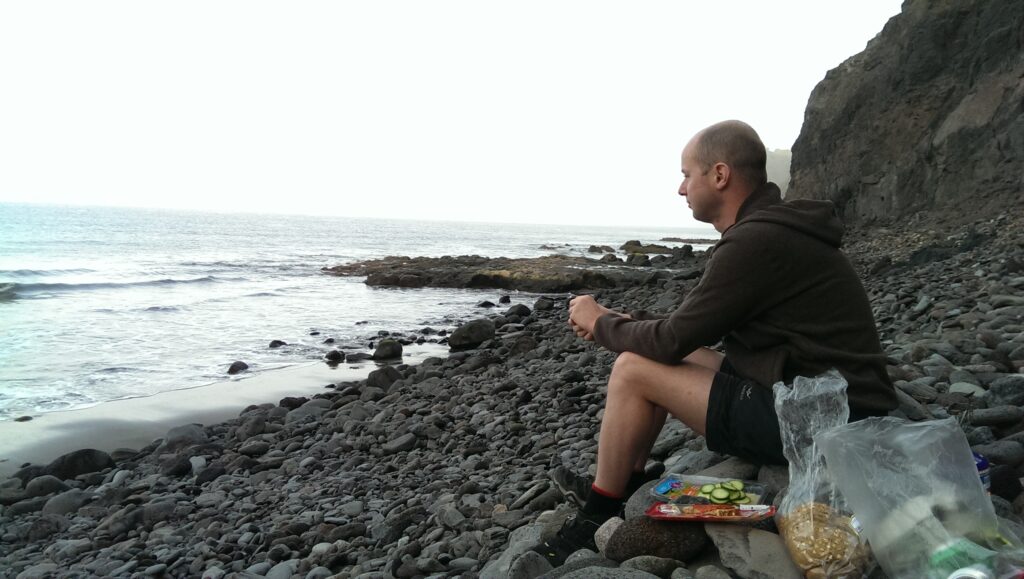 Frühstück beim Zelten am Strand