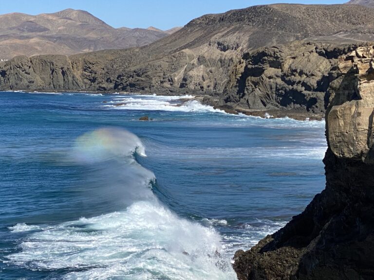 Rainbow over the wave La Pared