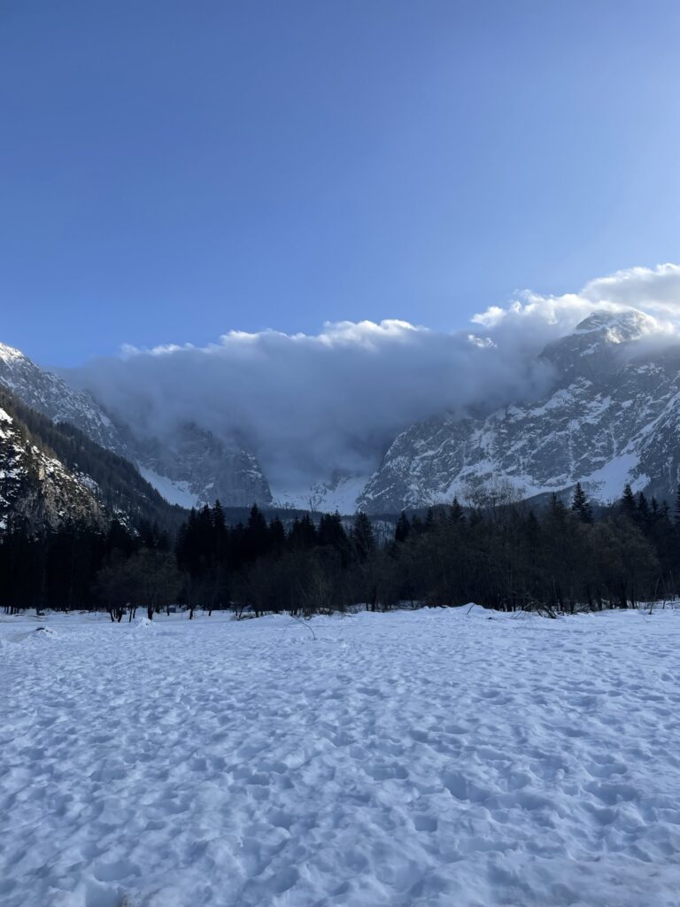 Blick auf die Mangart Bergkette vom Lago di fusine superiore aus