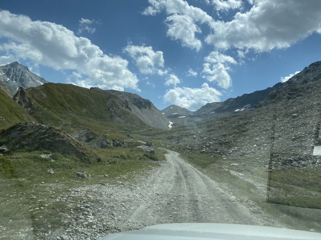 Grobe Schotterstraße auf dem Colle Sommeiller