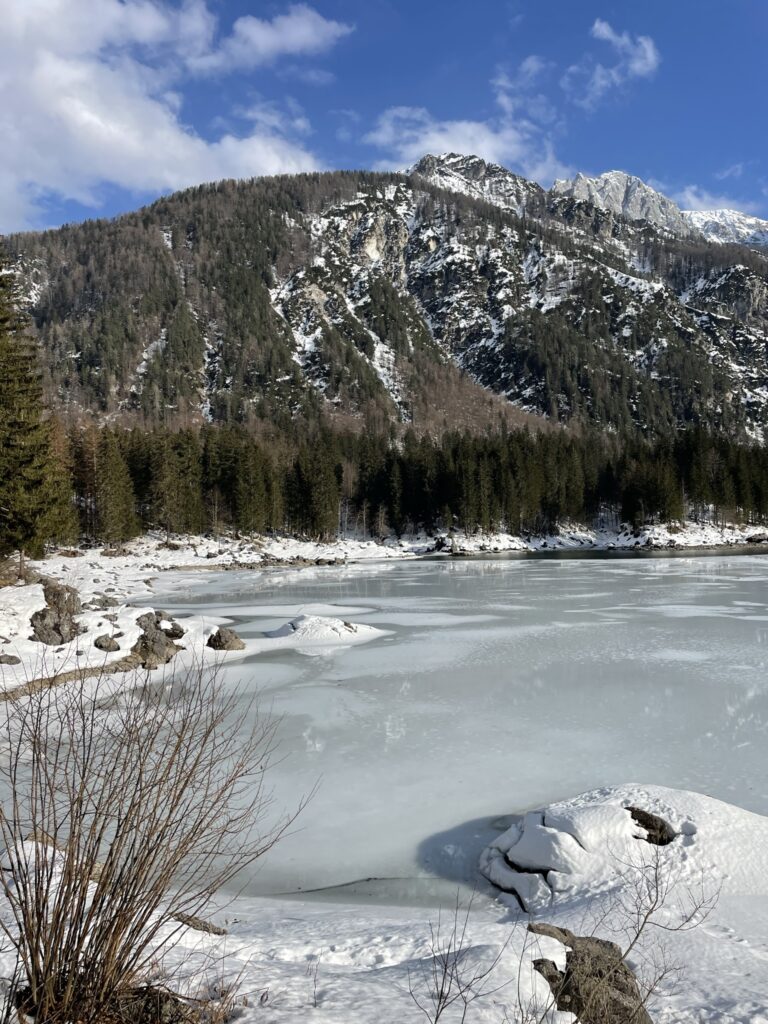 Lago die Fusine superiore im Eis