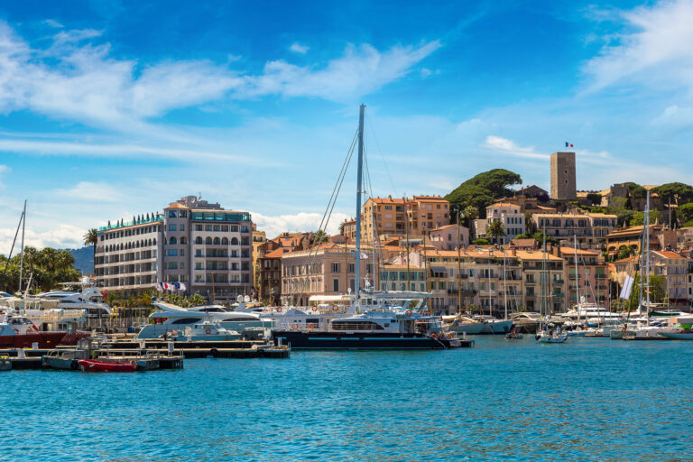 Blick auf den Yachthafen von Cannes
