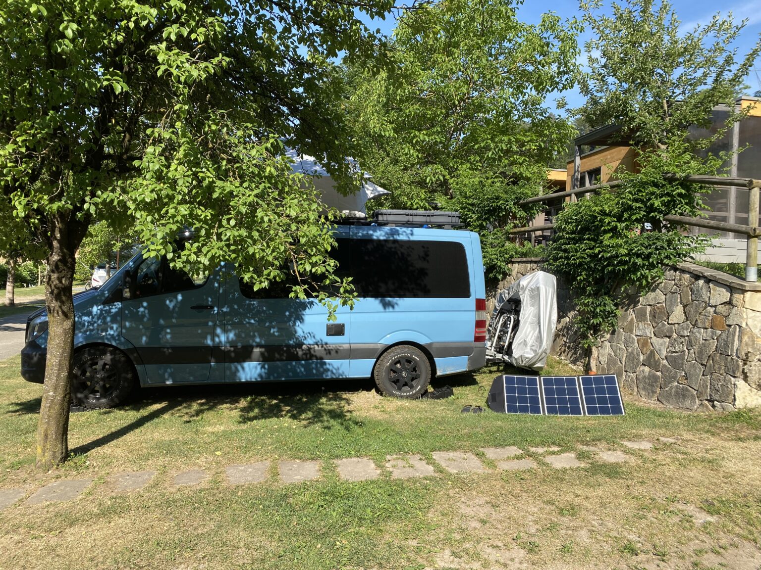 Fahrzeug im Schatten und Faltpanel in der Sonne ausgerichtet