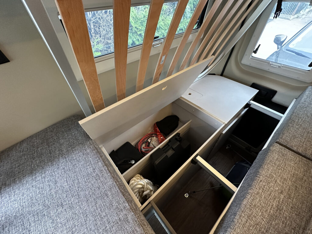 Großes Staufach unterm Bett Summit Shine 600 L - Blick von hinten