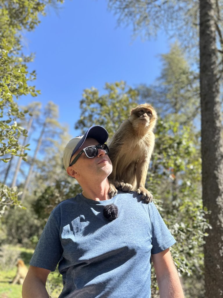 Christian mit Berberaffe auf Schulter