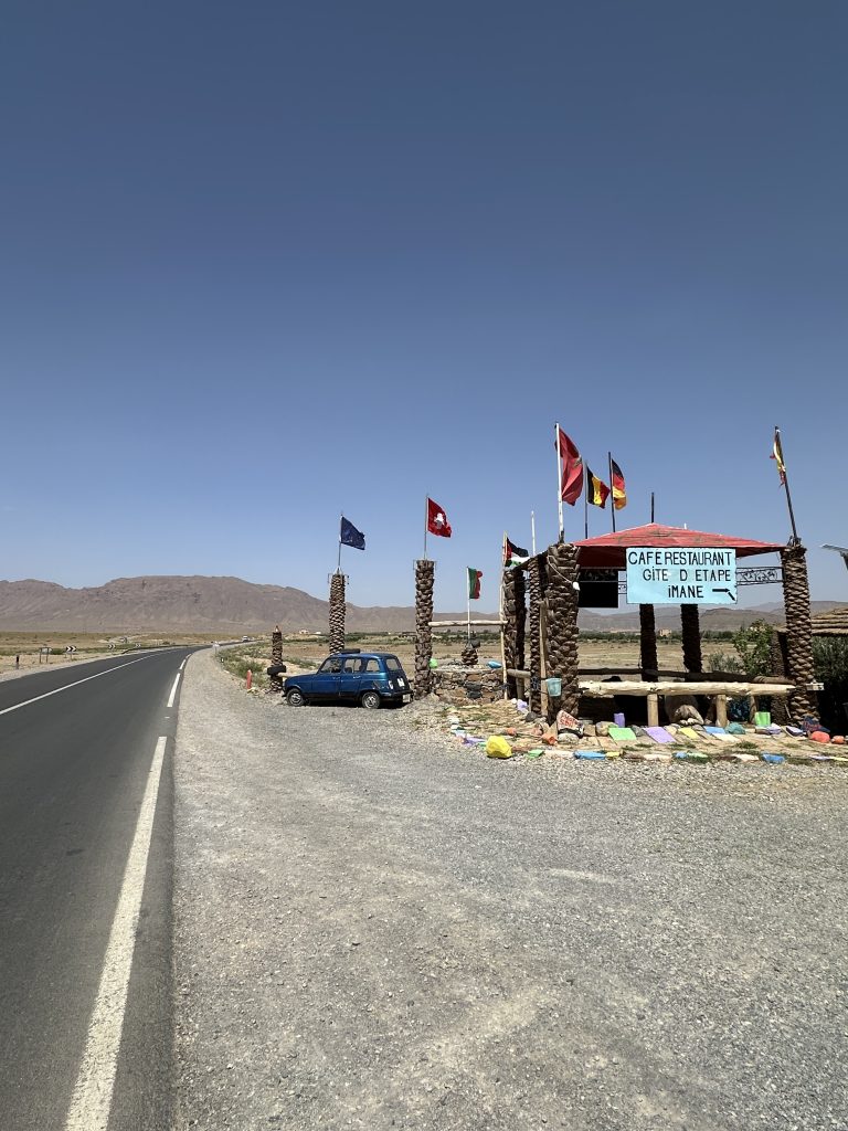 Restaurant Imama an de N13 mit Dromedaren
