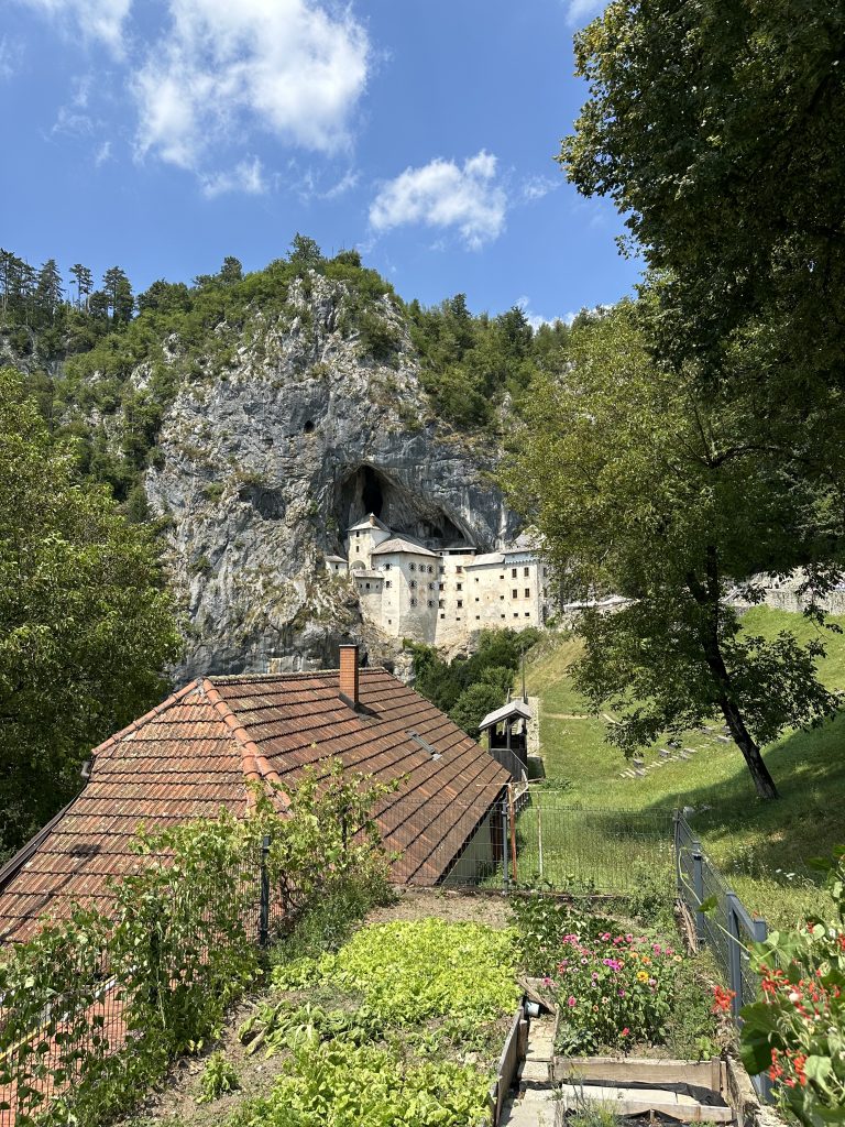 Höhlenburg Predjama Blick aus dem Ort