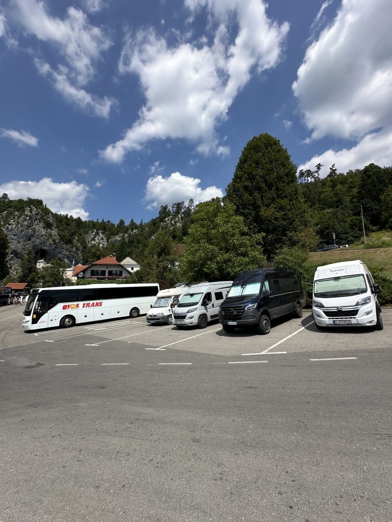 Parkplatz Höhlenburg Predjama