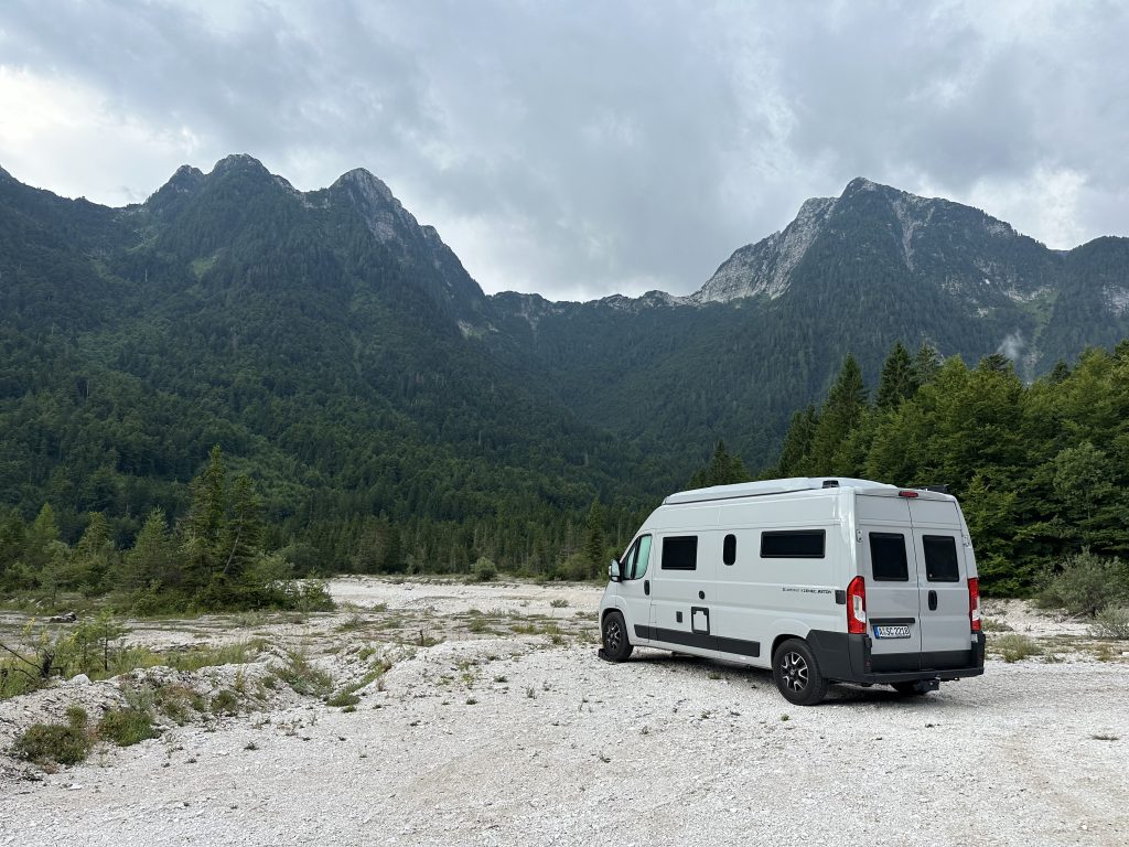 Parkplatz am Flussbett -Lago de Predil