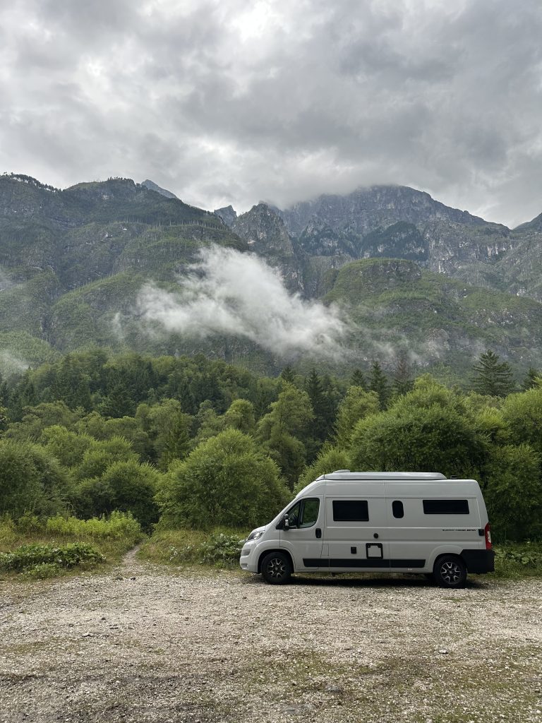Parkplatz mit Panorama im Raccolana Tal - Friaul - Italien