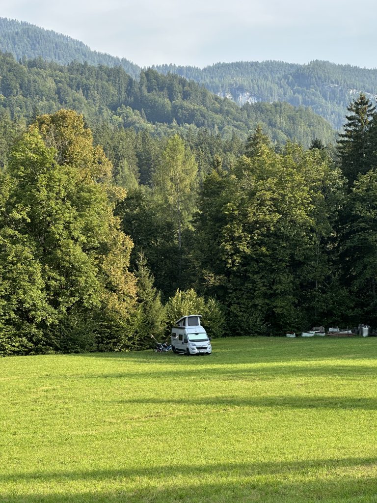 Camper auf Wiese mit Panorama