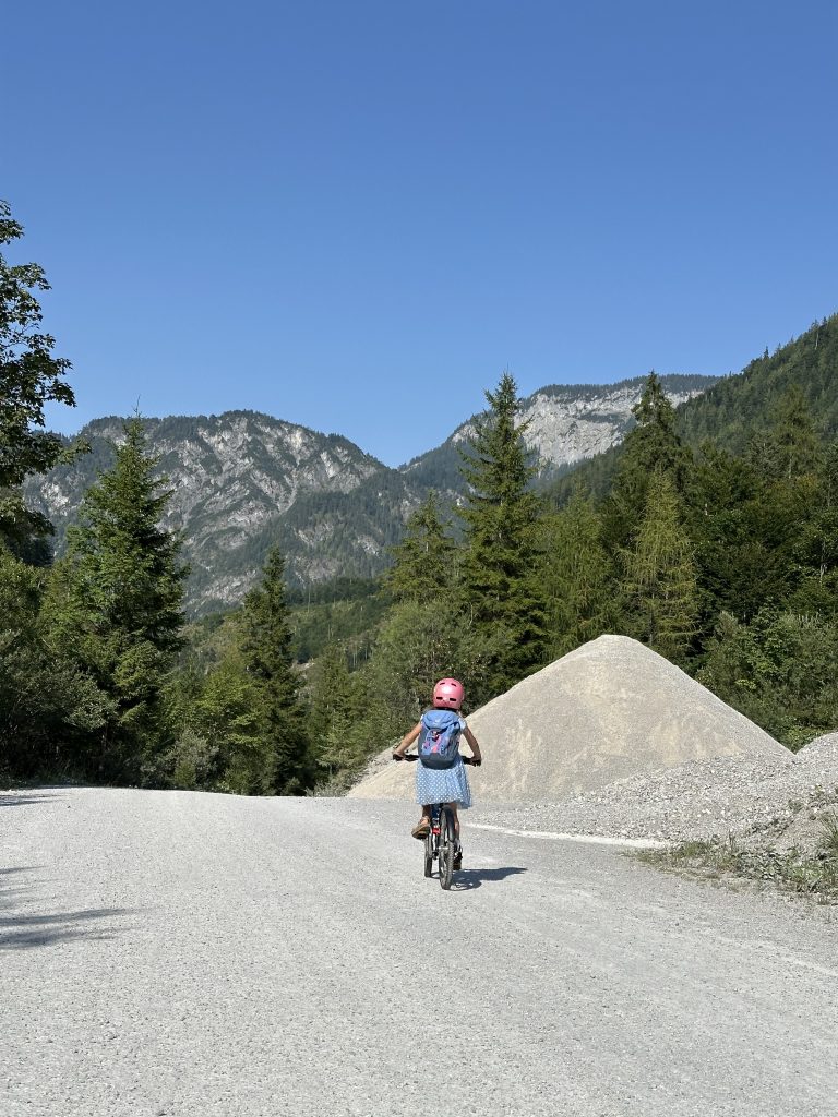 Lena mit ihren Woom 4 Fahrrad