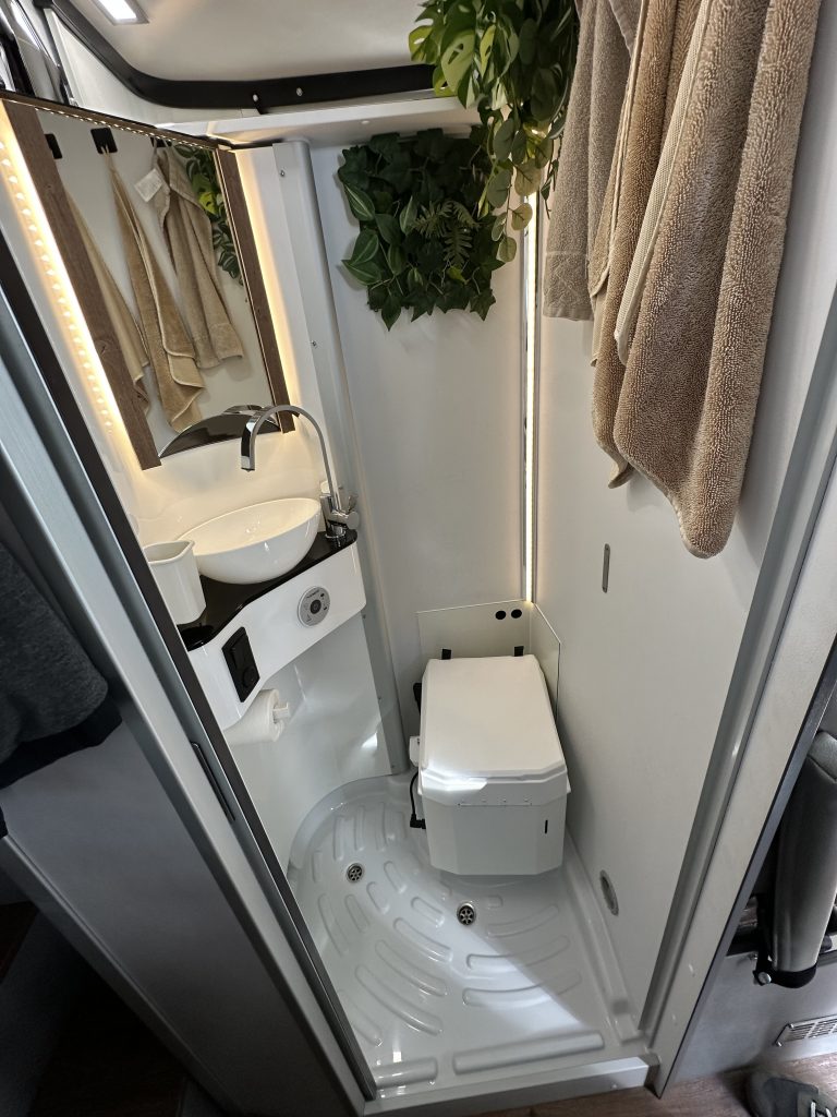 BioTioo Komposttoilette Schwenkbad Pössl