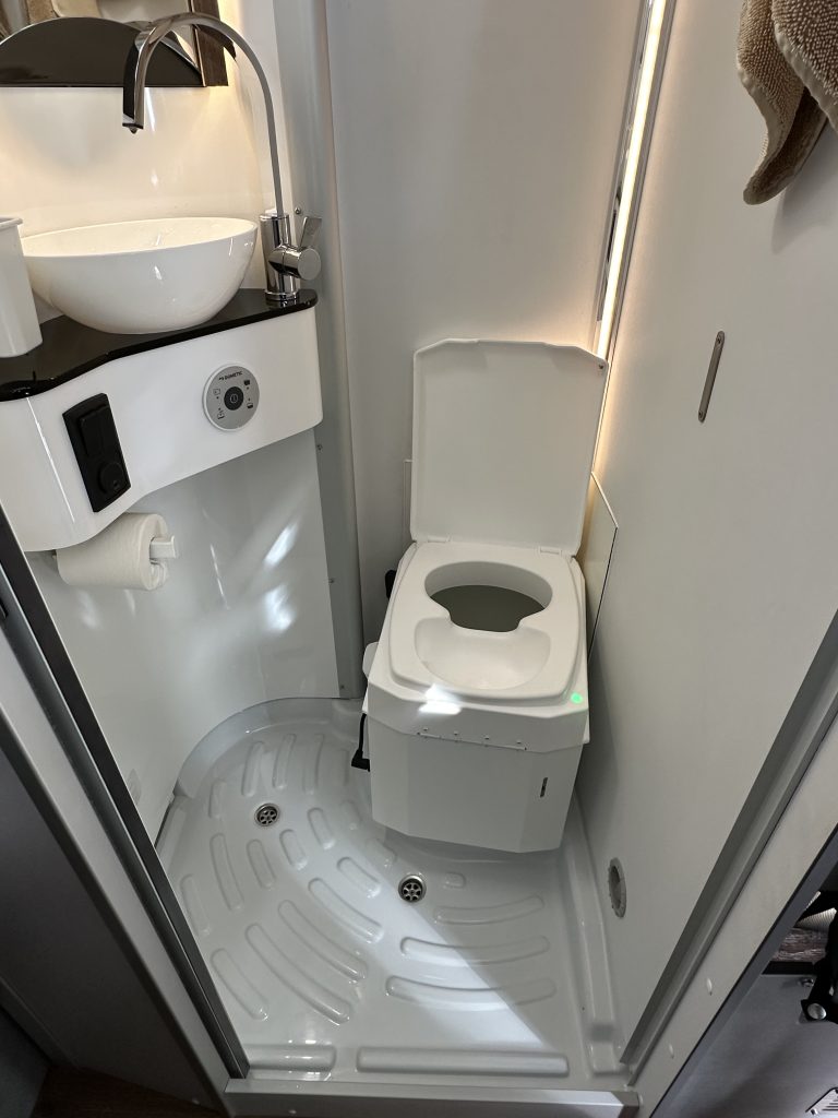 BioTioo Komposttoilette Schwenkbad Pössl Summit Shine