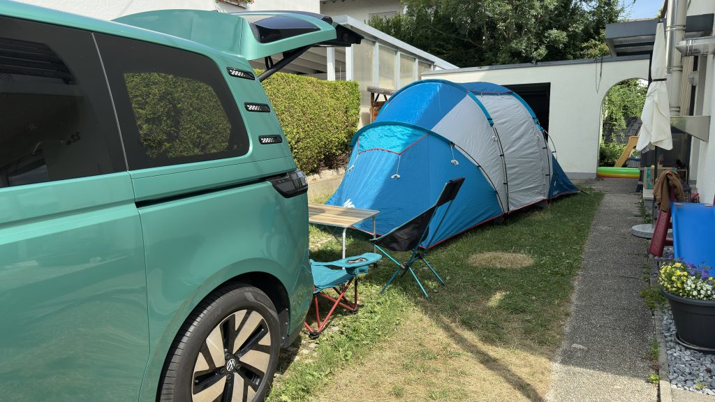 Camping mit ID Buzz und Zelt