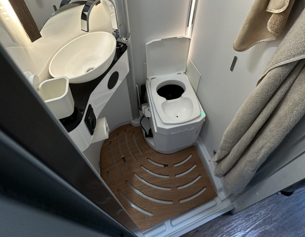 BioTioo 2 Trockentrenntoilette im Pössl Schwenkbad